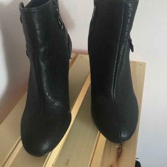 Shoes size 8.5 - Picture 3 of 4